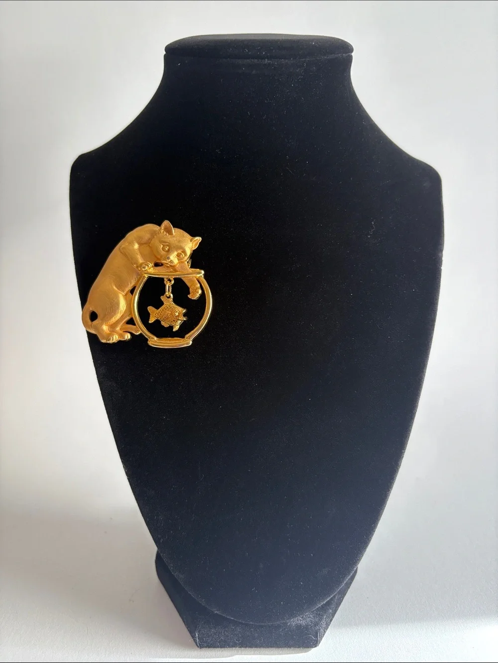 JJ Jonette Gold Cat Fishbowl Brooch Dangle Pin Vintage Jewelry